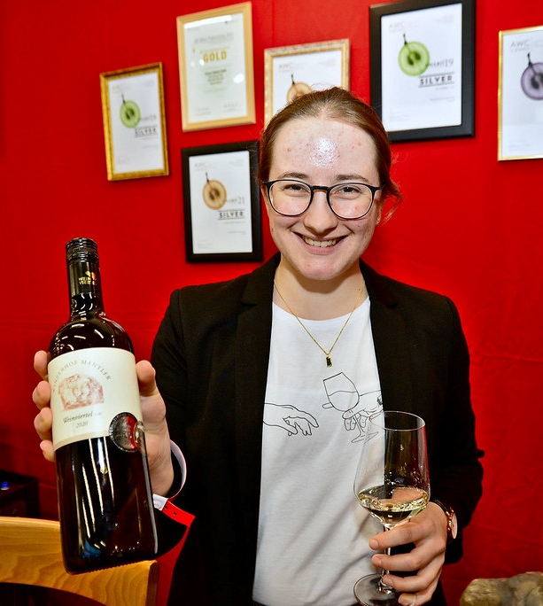 Die Winzerin Anna-Carina Mantler präsentiert den Weinviertel DAC auf der Gastronomiemesse Alles für den Gast in Salzburg